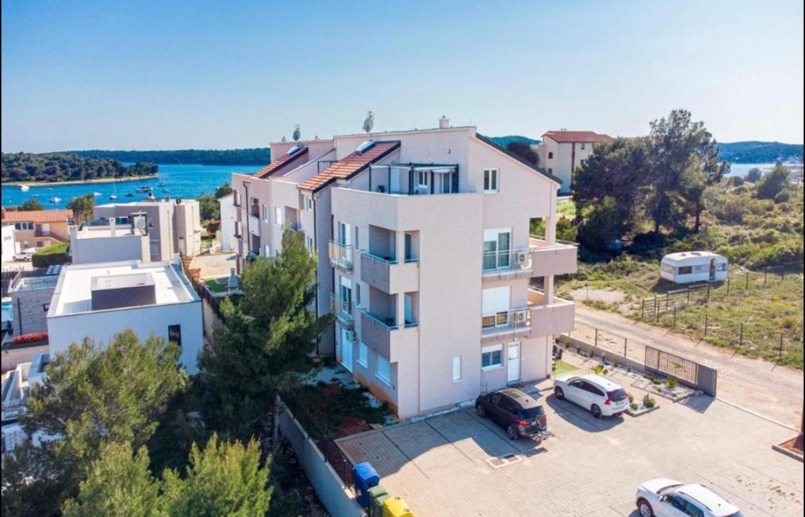 Apartman Yacht メドゥリン エクステリア 写真
